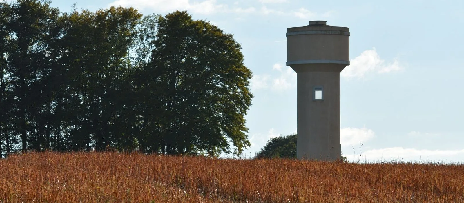 Château d'eau dans la campagne — l'infrastructure du service public de l'eau